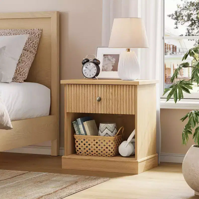 Comodino marrone/legno scanalato con cassetto – Singolo, ripiano aperto, rettangolare