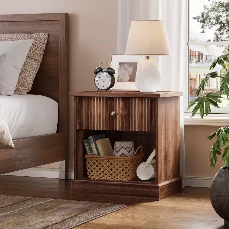 Comodino marrone/legno scanalato con cassetto – Singolo, ripiano aperto, rettangolare