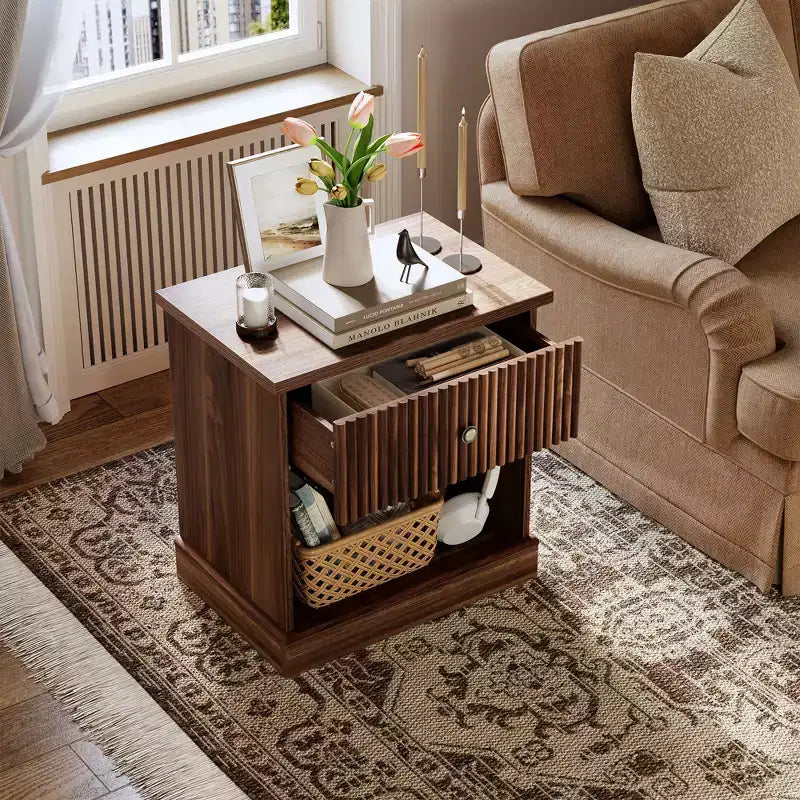 Comodino marrone/legno scanalato con cassetto – Singolo, ripiano aperto, rettangolare