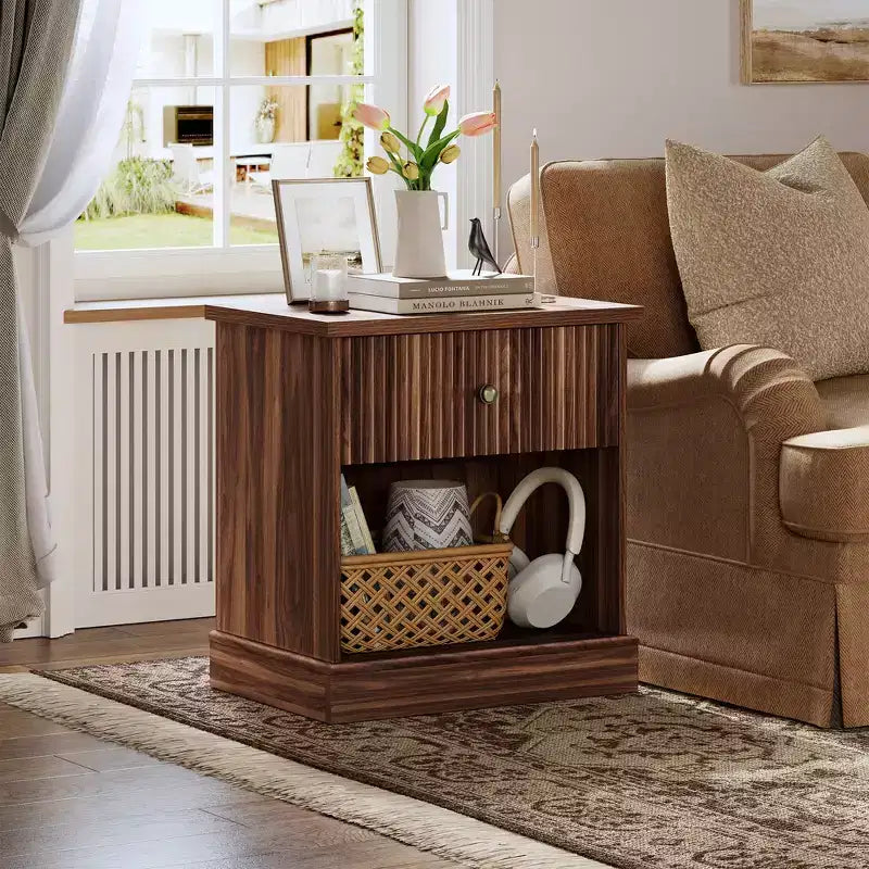 Comodino marrone/legno scanalato con cassetto – Singolo, ripiano aperto, rettangolare