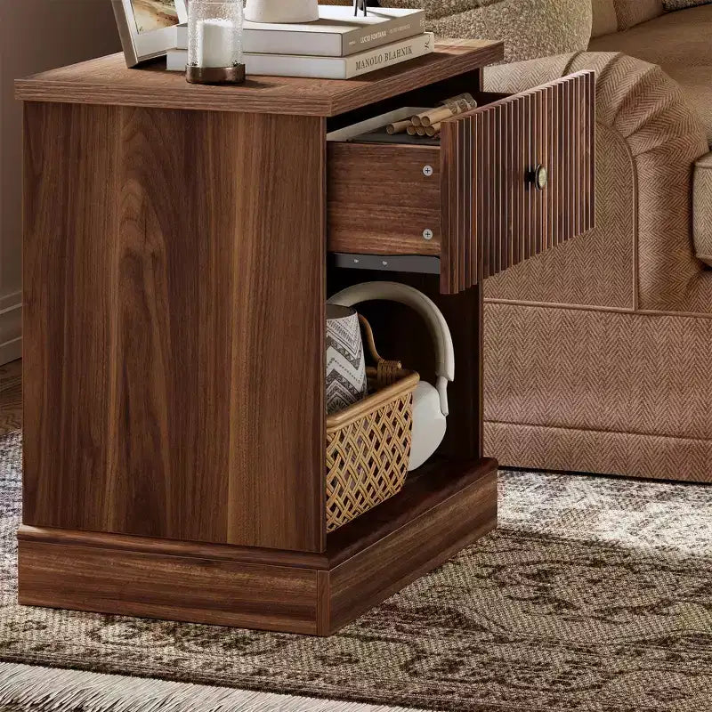 Comodino marrone/legno scanalato con cassetto – Singolo, ripiano aperto, rettangolare