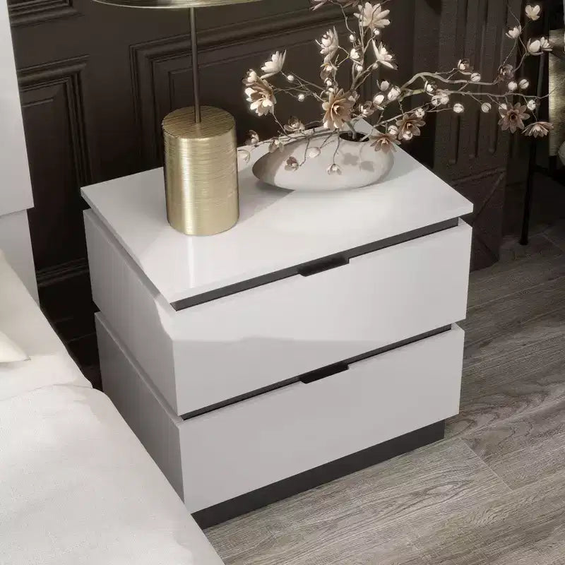 Comodino a 2 cassetti bianco e grigio metallizzato con porte USB – 1 persona