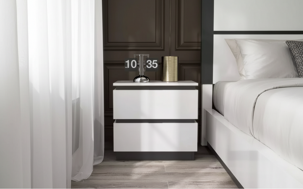 Comodino a 2 cassetti bianco e grigio metallizzato con porte USB – 1 persona