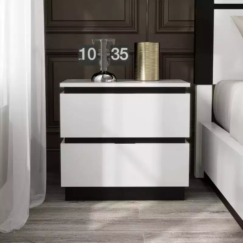 Comodino a 2 cassetti bianco e grigio metallizzato con porte USB – 1 persona